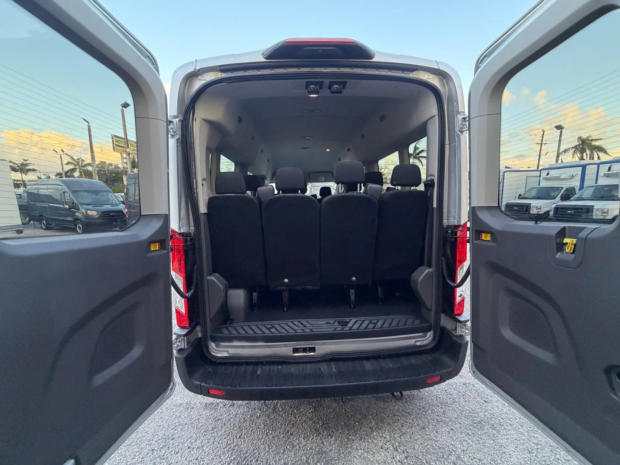 Used 2022 Ford Transit 350 XLT RWD image 6