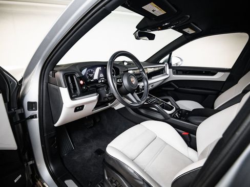 Certified 2025 Porsche Cayenne E-Hybrid AWD/4WD image 4