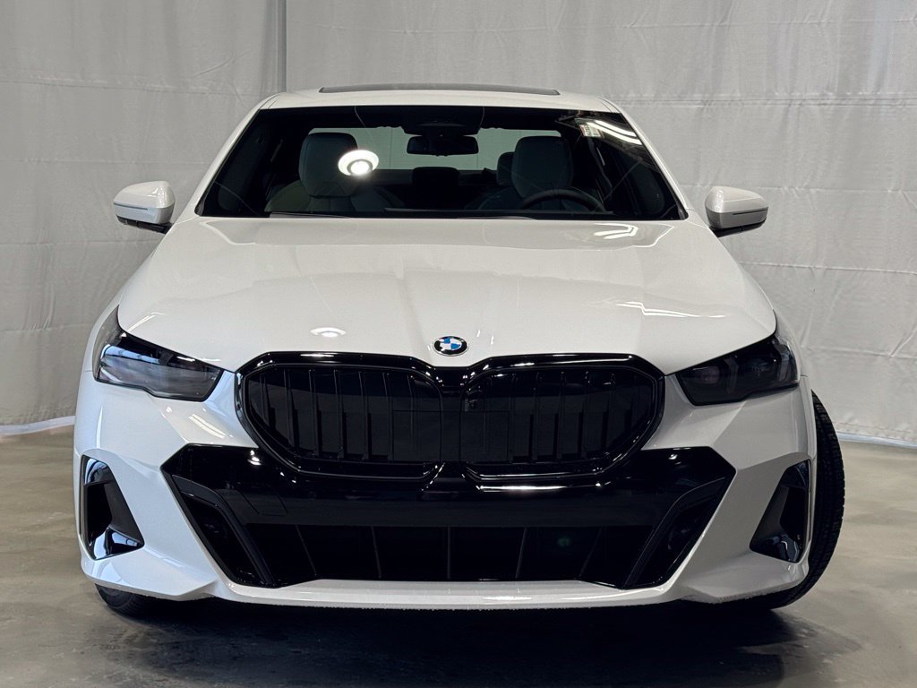 Used 2026 BMW 530i xDrive w/ M Sport Package AWD/4WD image 2