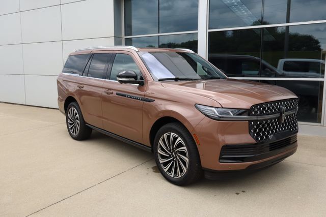 Used 2025 Lincoln Navigator Black Label AWD/4WD image 2
