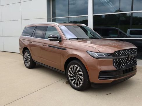 Used 2025 Lincoln Navigator Black Label AWD/4WD image 2