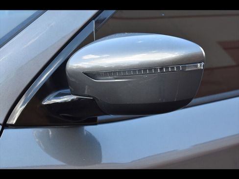 Used 2018 Nissan Pathfinder SV image 48