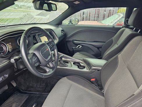 Used 2015 Dodge Challenger SXT image 16