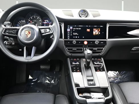 Certified 2025 Porsche Macan AWD/4WD image 8