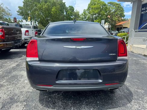 Used 2018 Chrysler 300 Touring w/ Sport Appearance Package RWD image 7