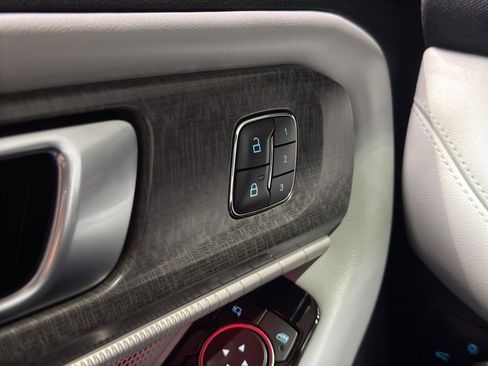 Used 2025 Ford Explorer Platinum w/ Ultimate Package image 38