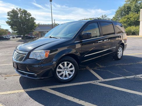 Used 2015 Chrysler Town & Country Touring w/ Driver Convenience Group FWD image 3