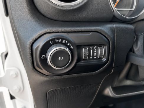 Used 2018 Jeep Wrangler Unlimited Sahara w/ Quick Order Package 24M Moab AWD/4WD image 17