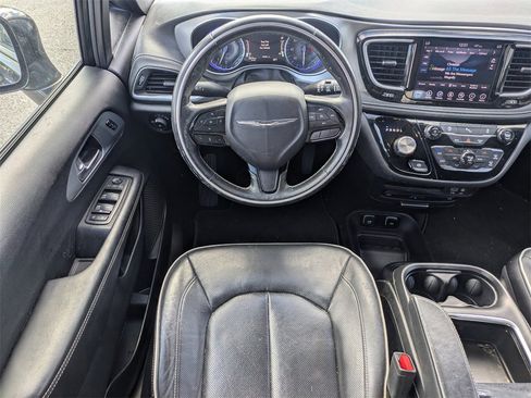 Used 2019 Chrysler Pacifica Limited w/ S Appearance Package image 16
