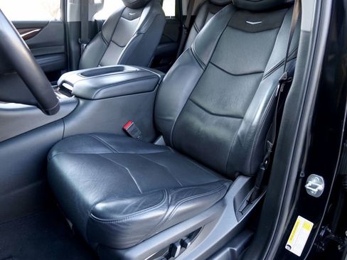 Used 2020 Cadillac Escalade Luxury image 6