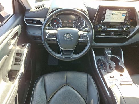Certified 2022 Toyota Highlander XLE image 12