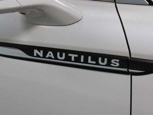 Used 2019 Lincoln Nautilus Reserve FWD image 12