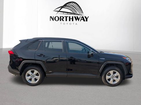 Certified 2021 Toyota RAV4 XLE w/ XLE Grade Weather Package AWD/4WD image 3
