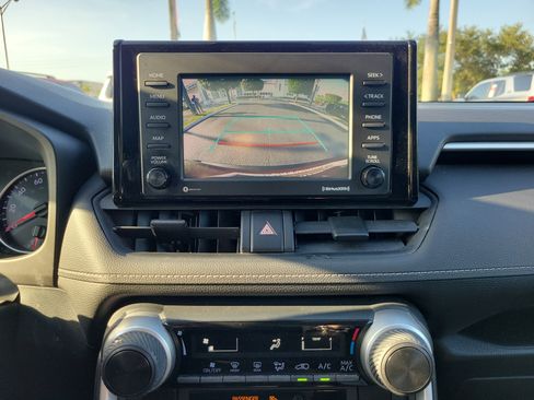 Used 2020 Toyota RAV4 LE FWD image 27