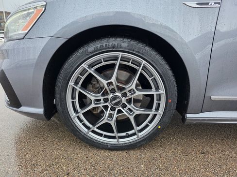 Used 2017 Volkswagen Passat 1.8T R-Line w/ R-Line Lighting Package image 14