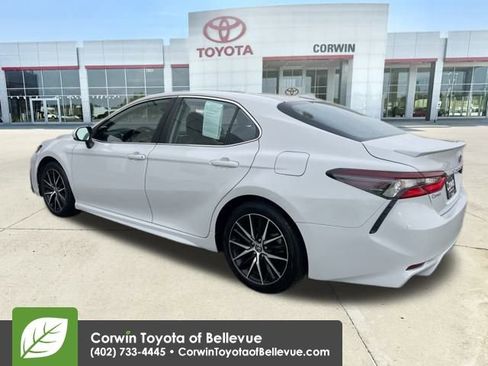 Used 2023 Toyota Camry SE image 3