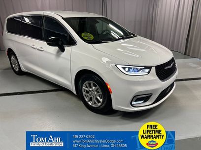 Used 2025 Chrysler Pacifica Select
