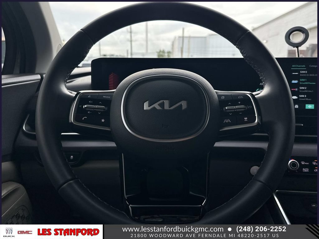 Used 2025 Kia Carnival EX FWD image 21