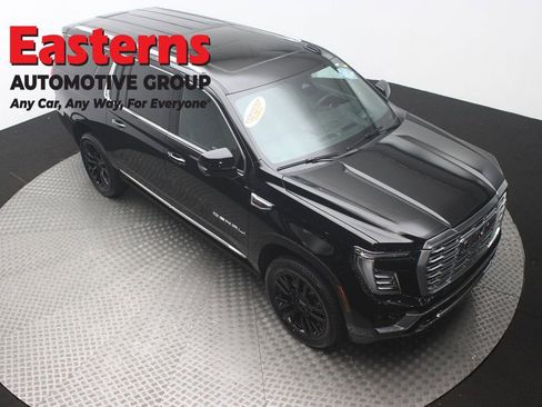 Used 2025 GMC Yukon XL Denali w/ Denali Reserve Package AWD/4WD image 3