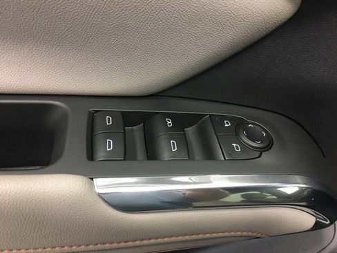 Used 2025 Chevrolet Traverse LT image 34