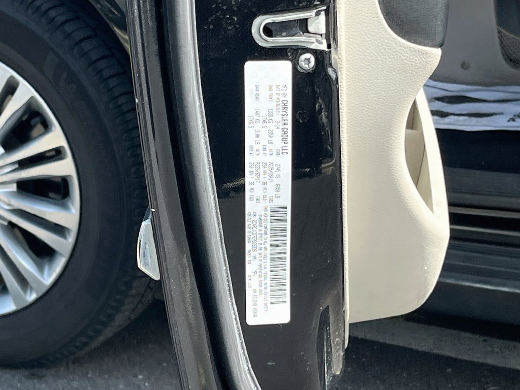 Used 2014 Chrysler Town & Country Touring-L FWD image 31