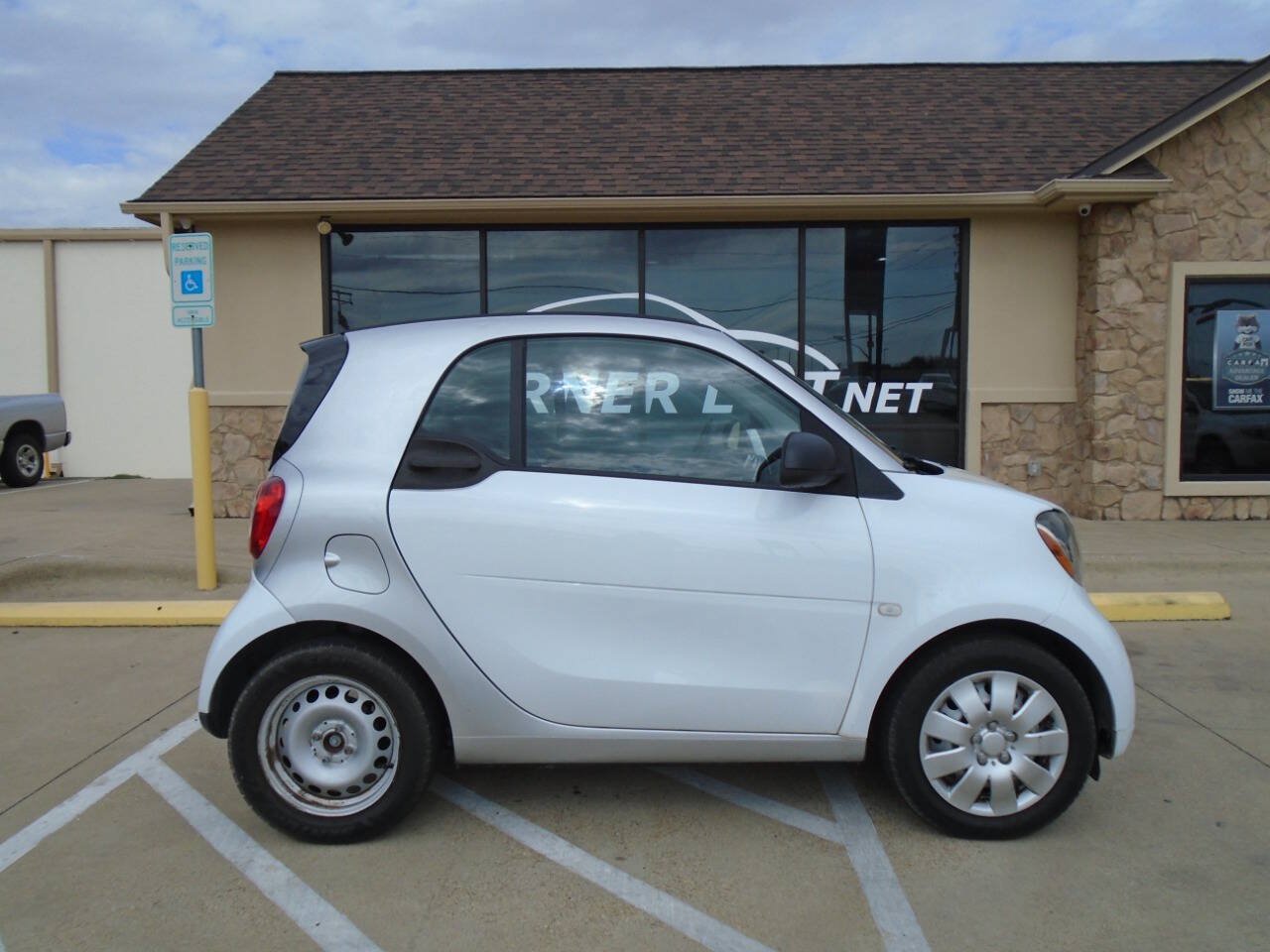 Used 2017 smart fortwo pure RWD image 5