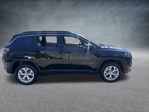 Used 2024 Jeep Compass Latitude image 3