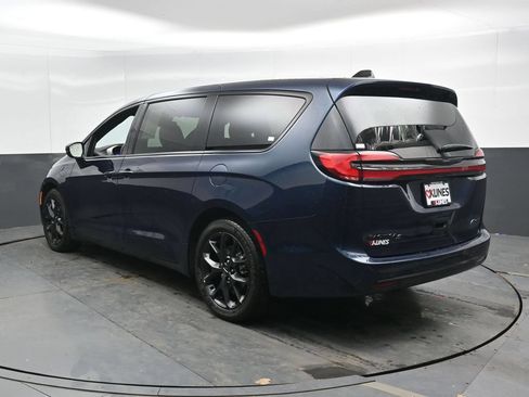 Used 2023 Chrysler Pacifica Limited w/ S Appearance Package FWD image 10