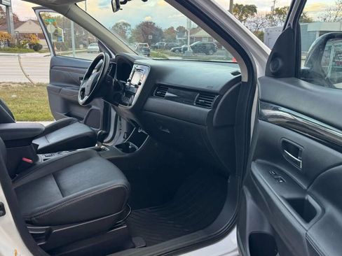 Used 2016 Mitsubishi Outlander SEL image 16