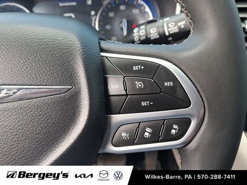 Used 2024 Chrysler Pacifica Touring-L FWD image 25