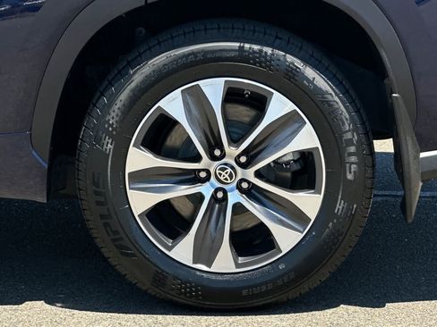 Used 2021 Toyota Highlander XLE AWD/4WD image 32