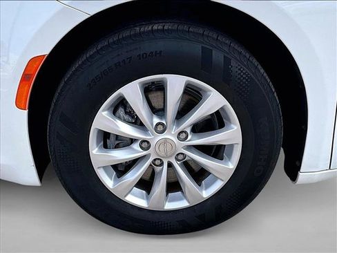 Used 2018 Chrysler Pacifica Touring-L Plus image 10