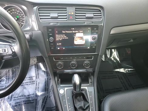 Used 2018 Volkswagen Golf S image 17