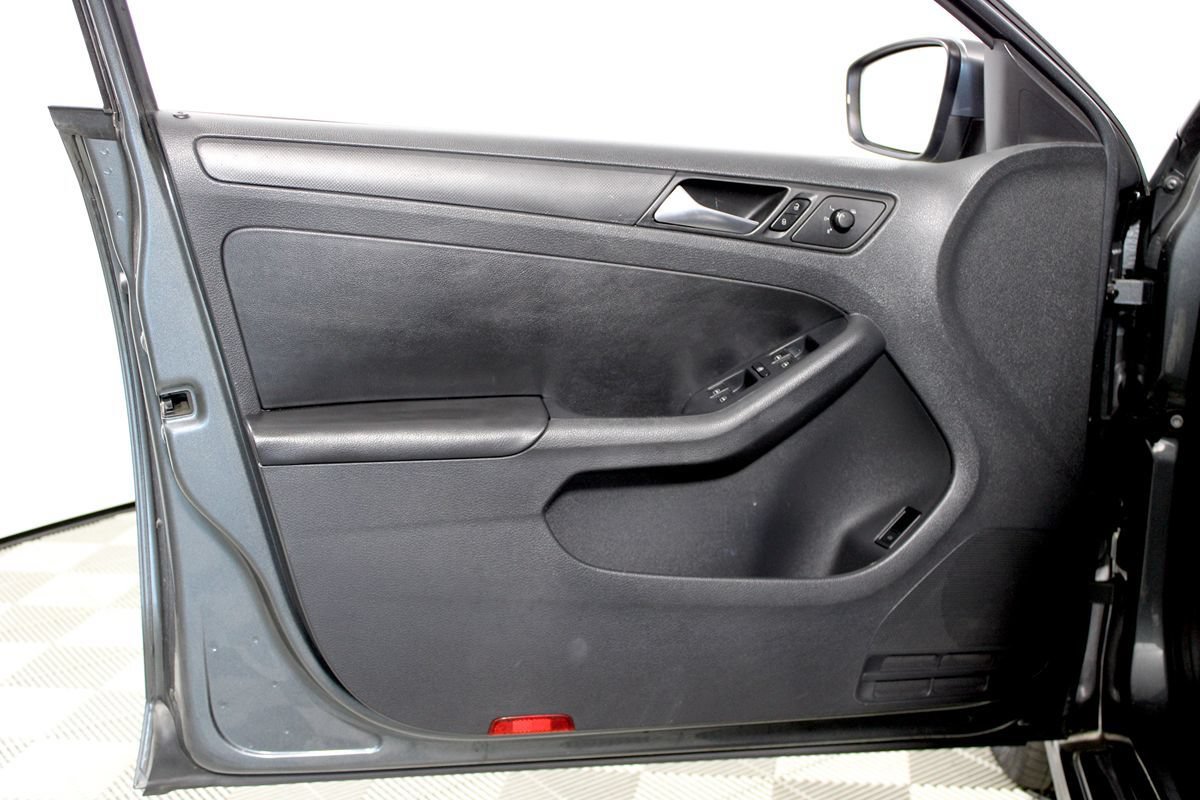 Used 2011 Volkswagen Jetta SE FWD image 4