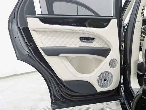Used 2024 Bentley Bentayga Plug-In Hybrid image 45
