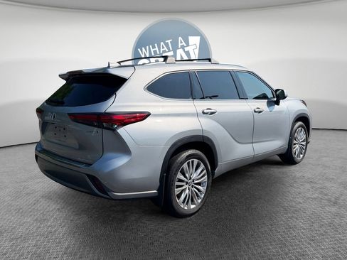 Used 2023 Toyota Highlander Platinum AWD/4WD image 3