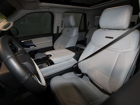 Used 2025 Ford Expedition Platinum w/ Platinum Ultimate Package image 4