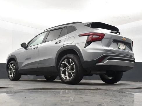 Used 2025 Chevrolet Trax LT FWD image 12