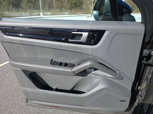 Used 2020 Porsche Cayenne Base image 29