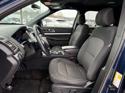 Used 2017 Ford Explorer XLT image 5