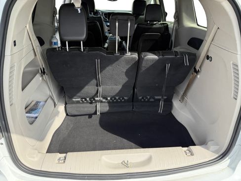 Used 2023 Chrysler Pacifica Touring-L FWD image 23