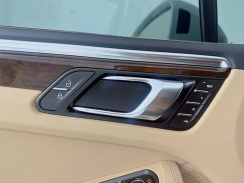 Certified 2023 Porsche Macan Turbo AWD/4WD image 7