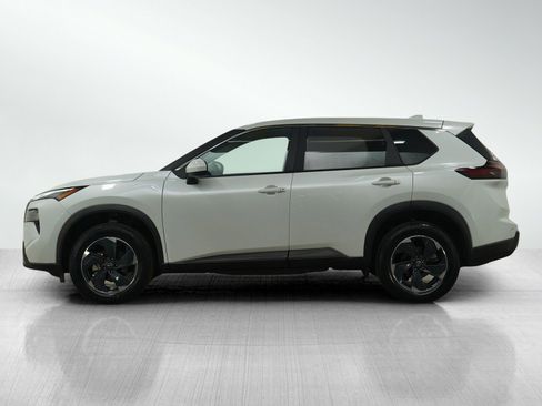 Used 2024 Nissan Rogue SV image 2