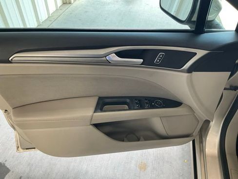 Used 2018 Ford Fusion SE FWD image 3