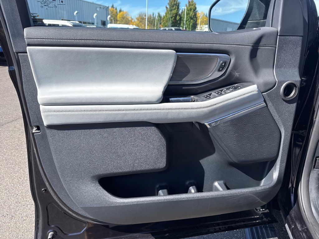 Used 2025 Ford Expedition Platinum AWD/4WD image 6