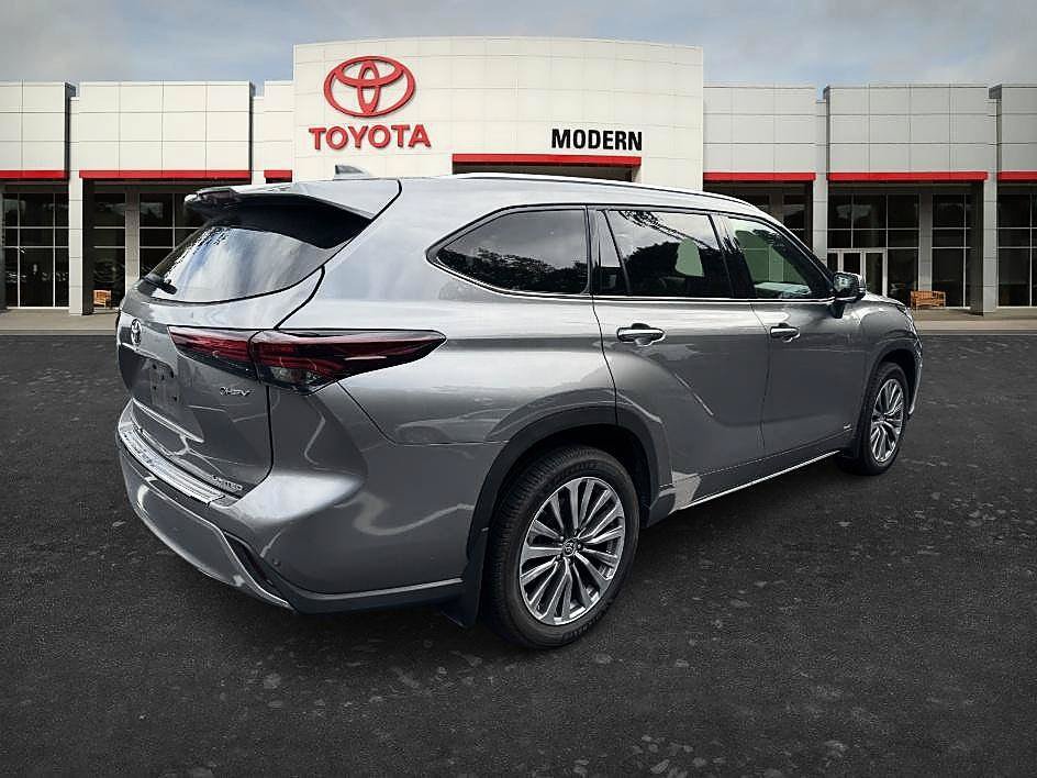 Used 2025 Toyota Highlander Limited AWD/4WD image 16