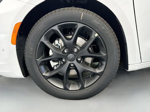 New 2027 Chrysler Pacifica Limited w/ S Appearance Package FWD image 34