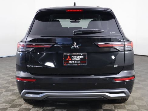 New 2025 Mitsubishi Outlander SE image 14