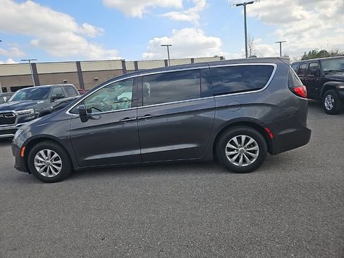 Used 2018 Chrysler Pacifica Touring Plus image 4