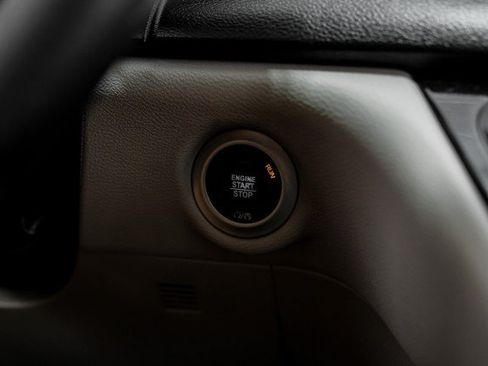 Used 2019 Chrysler Pacifica Touring-L FWD image 19